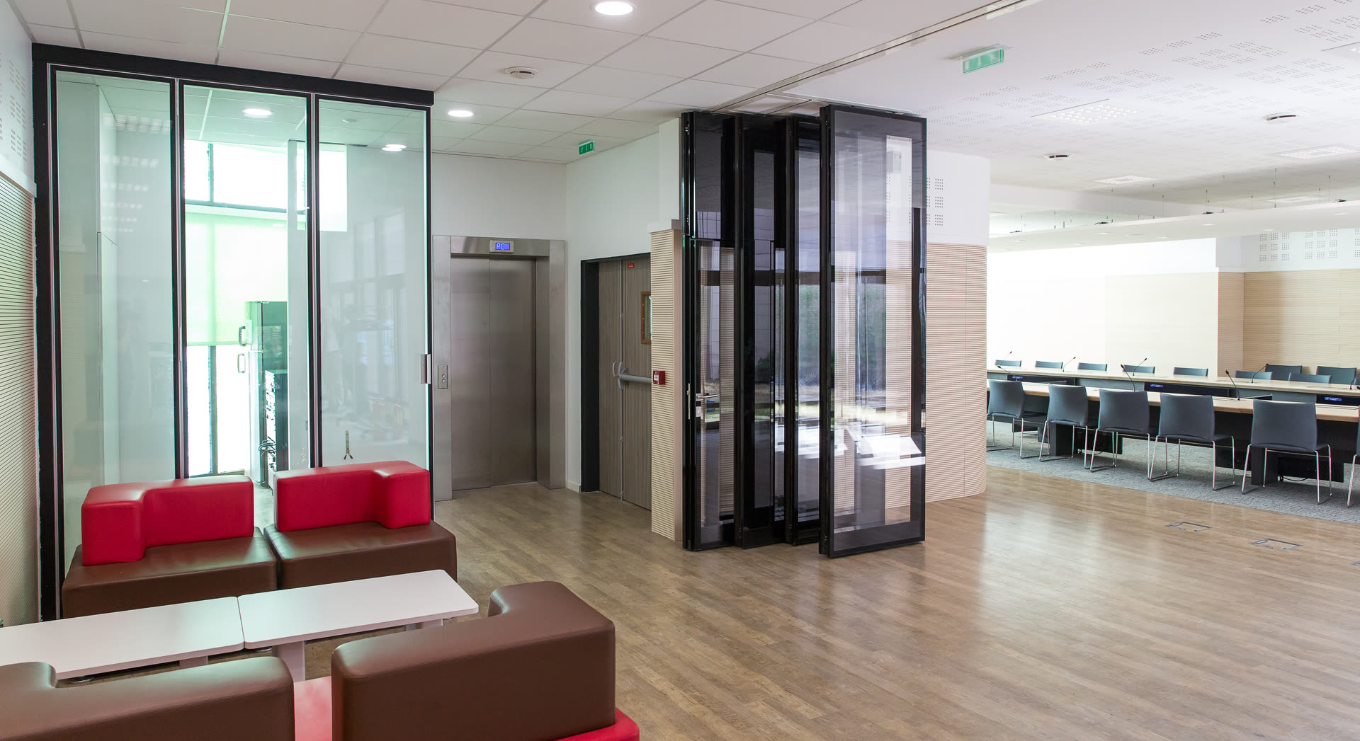 Cloison mobile vitrée et mur mobile pliant dans une salle de réunion professionnelle